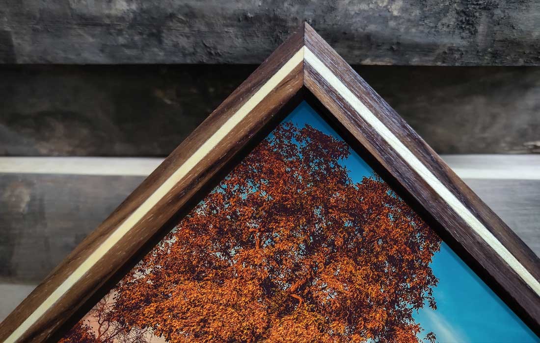 Schattenfugenrahmen aus Nussbaum Holz mit Foto hinter Acrylglas-