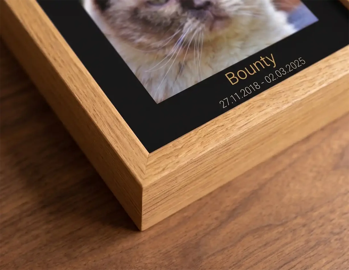 Personalisierte Tierrahmenurne Hochwertige Namensveredelung auf schwarzem Passepartout