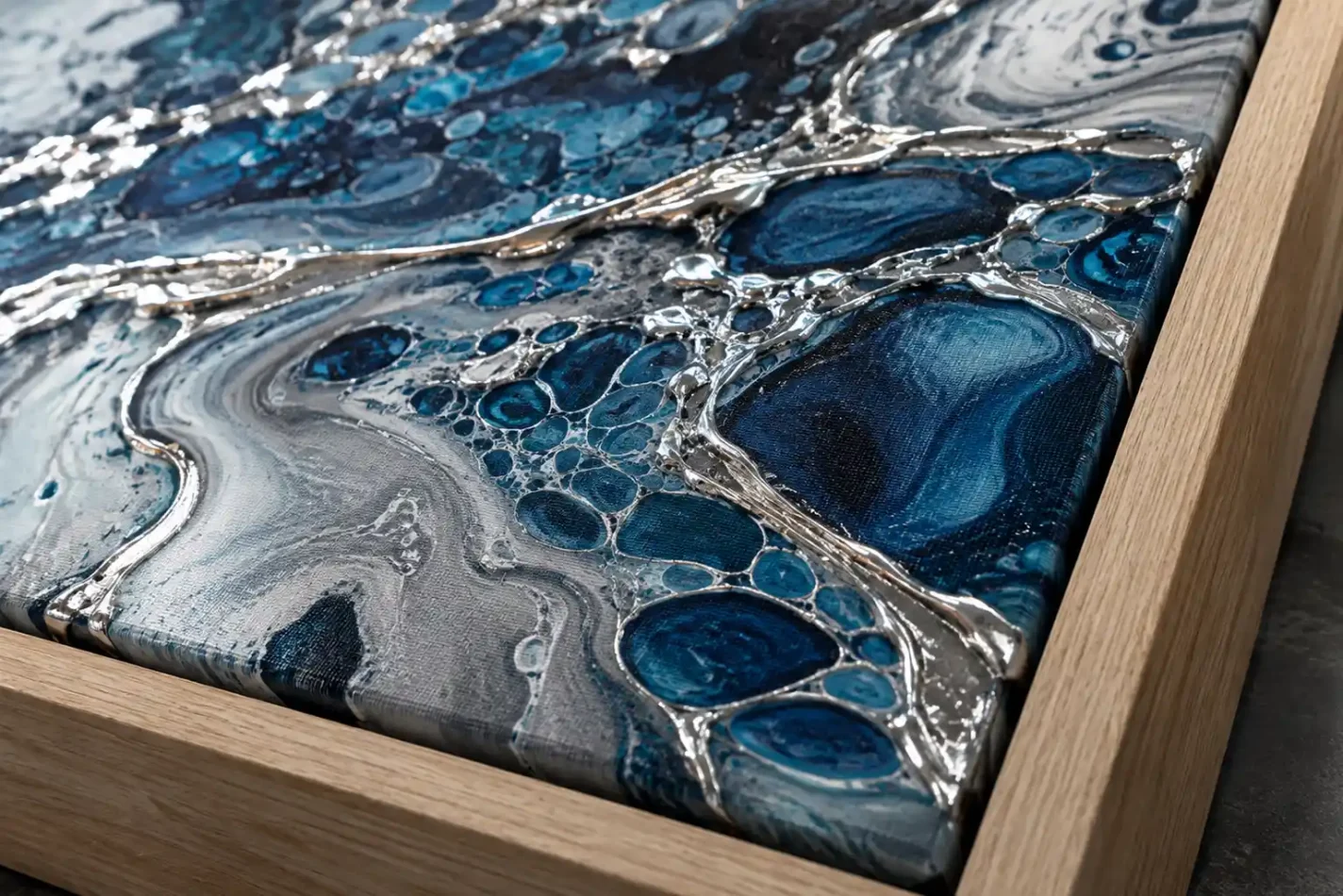 Abstraktes Fluid-Art-Leinwandbild in kühlen Blautönen, hervorgehoben durch handaufgetragene 3D-Silberlinien.
