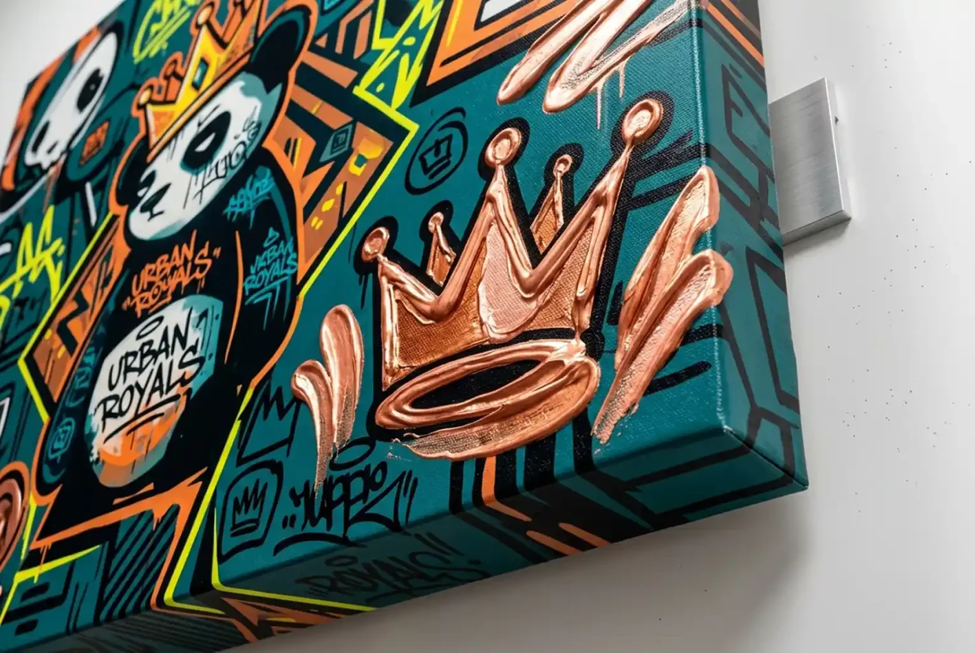 Farbintensiver Urban-Art-Leinwanddruck auf Keilrahmen, veredelt mit glänzenden 3D-Akzenten in Kupfer und Roségold