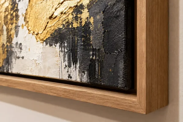 Ein abstraktes Acrylbild auf Leinwand schwebt optisch in einem passgenauen Schattenfugenrahmen aus massiver Eiche.